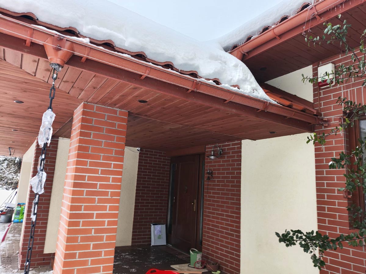 Montaż zestawu do odstraszania kun w Ełku